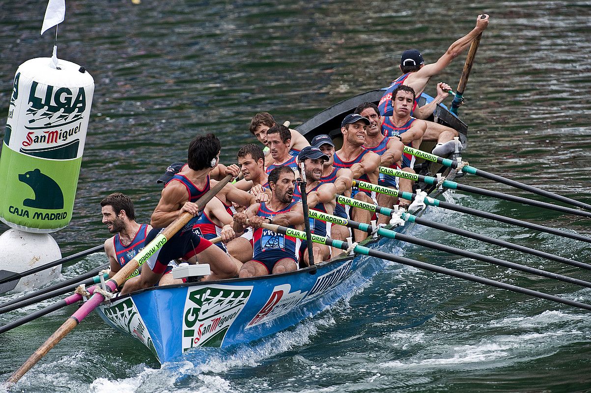 Urdaibaiko arraunlariak, iazko uztailean, San Miguel ligako estropada batean, Pasaian. JUAN CARLOS RUIZ / ARGAZKI PRESS.