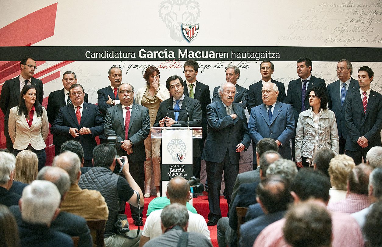 Fernando Garcia Makua, bere hautagaitzako kideekin batera, atzo Bilbon egindako aurkezpenean. JON HERNAEZ / ARGAZKI PRESS.