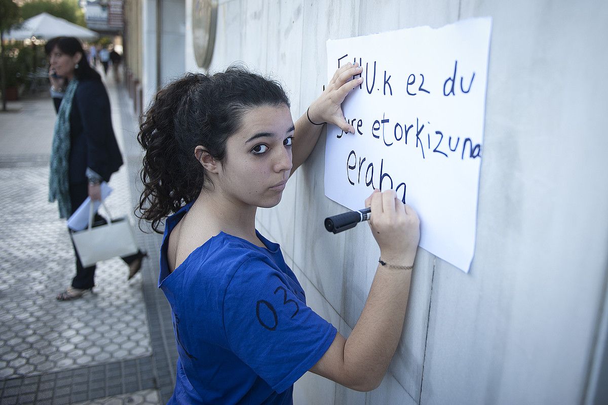 Ikasleek protesta egin zuten herenegun, pairatzen ari diren egoera salatzeko. GARI GARAIALDE / ARGAZKI PRESS.