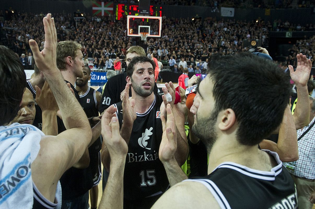 Bizkaia Bilbo Basketeko jokalariak, zaleei eskerrak emanez, herenegun, ACB ligako finaleko hirugarren partidaren amaieran. LUIS JAUREGIALTZO / ARGAZKI PRESS. Bizkaia Bilbo Basketeko jokalariak, zaleei eskerrak emanez, herenegun, ACB ligako finaleko hirugarren partidaren amaieran. LUIS JAUREGIALTZO / ARGAZKI PRESS.