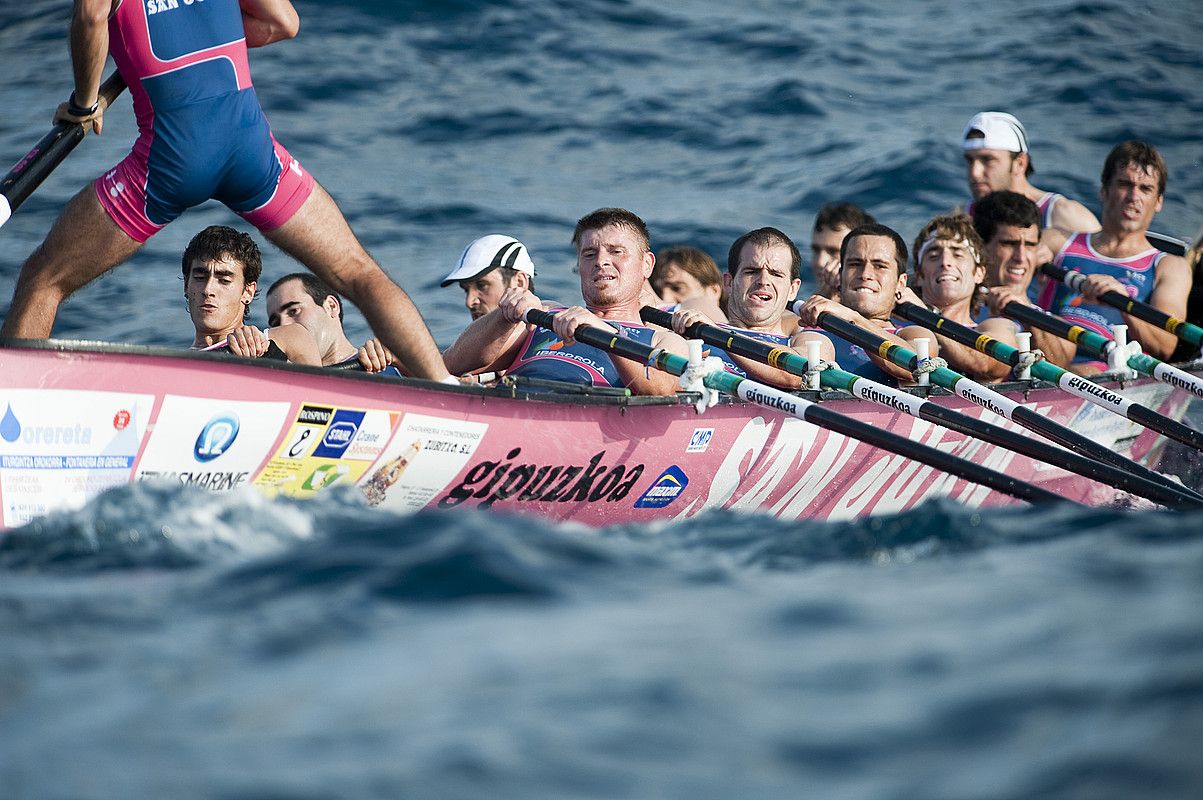 San Juan taldearen trainerua, iaz, Kontxako Banderako sailkapen estropadan. JUAN CARLOS RUIZ / ARGAZKI PRESS. San Juan taldearen trainerua, iaz, Kontxako Banderako sailkapen estropadan. JUAN CARLOS RUIZ / ARGAZKI PRESS.