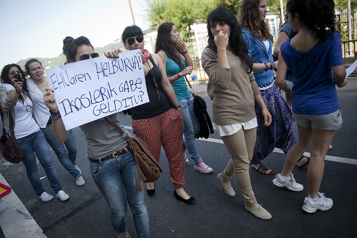 Dozenaka gaztek egin zuten atzo protesta Donostian selektibitateko arazoak direla eta. GARI GARAIALDE / ARGAZKI PRESS. Dozenaka gaztek egin zuten atzo protesta Donostian selektibitateko arazoak direla eta. GARI GARAIALDE / ARGAZKI PRESS.