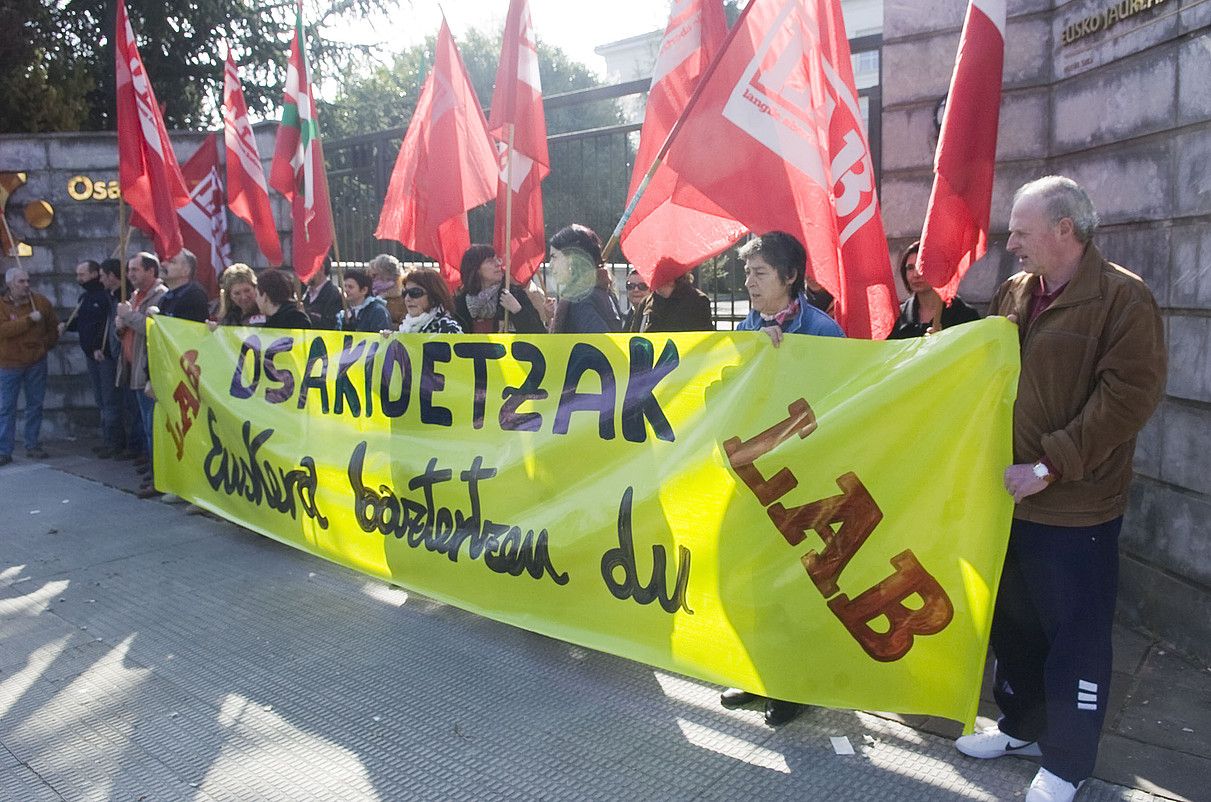 Administrazioa euskalduntzearen aldeko protesta bat. JUANAN RUIZ / ARGAZKI PRESS. Administrazioa euskalduntzearen aldeko protesta bat. JUANAN RUIZ / ARGAZKI PRESS.