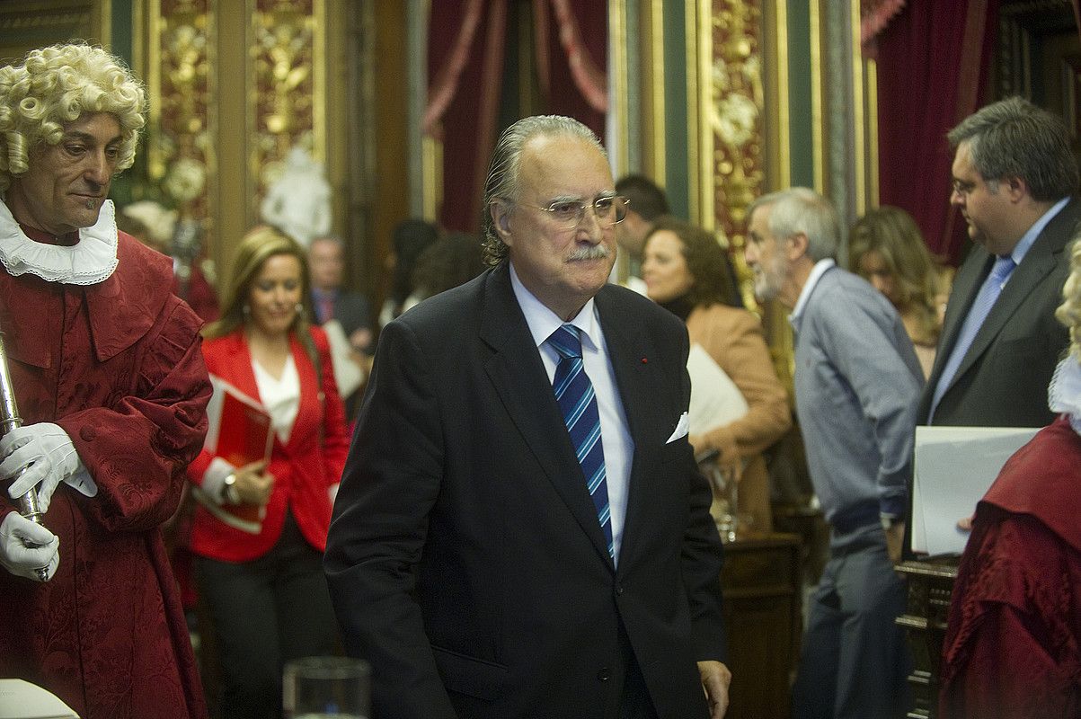 Iñaki Azkuna, atzo, laugarren aldiz alkate aukeratuta, Bilboko udaletxeko batzar aretoan. LUIS JAUREGIALTZO / ARGAZKI PRESS. Iñaki Azkuna, atzo, laugarren aldiz alkate aukeratuta, Bilboko udaletxeko batzar aretoan. LUIS JAUREGIALTZO / ARGAZKI PRESS.
