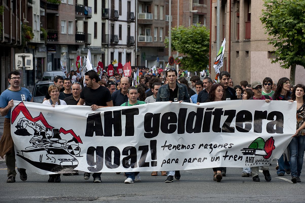 AHTaren kontrako manifestazioa, atzo, Arrasaten. Irudian manifestazioaren burua. RAUL BOGAJO / ARGAZKI PRESS. AHTaren kontrako manifestazioa, atzo, Arrasaten. Irudian manifestazioaren burua. RAUL BOGAJO / ARGAZKI PRESS.