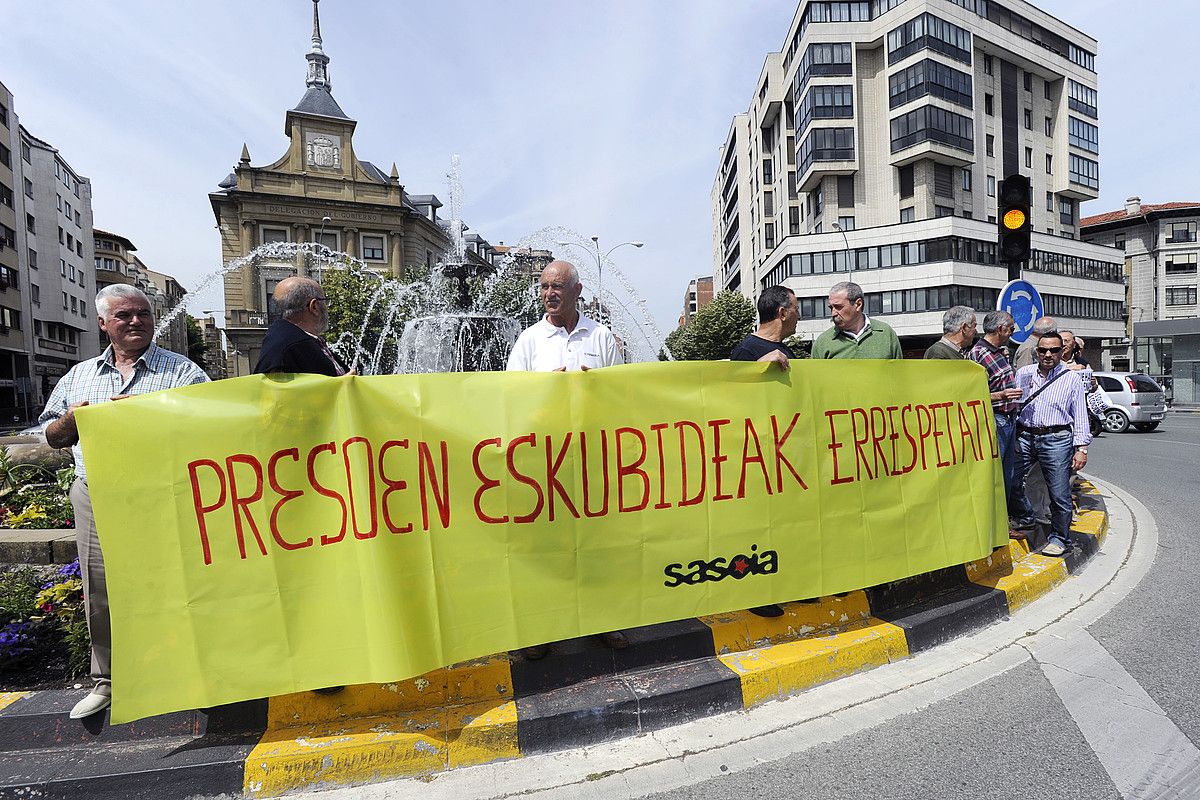 Sasoia elkarteko kideen elkarretaratzea, atzo, Iruñean. IÑIGO URIZ / ARGAZKI PRESS. Sasoia elkarteko kideen elkarretaratzea, atzo, Iruñean. IÑIGO URIZ / ARGAZKI PRESS.