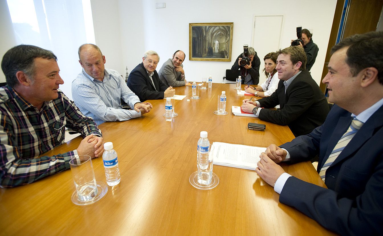 NaBai-2011ko Patxi Leuza, Txentxo Jimenez, Patxi Zabaleta eta Manu Aierdi eta PSNko Elena Torres, Roberto Jimenez eta Juan Jose Lizarbe. J. M. / ARP. NaBai-2011ko Patxi Leuza, Txentxo Jimenez, Patxi Zabaleta eta Manu Aierdi eta PSNko Elena Torres, Roberto Jimenez eta Juan Jose Lizarbe. J. M. / ARP.