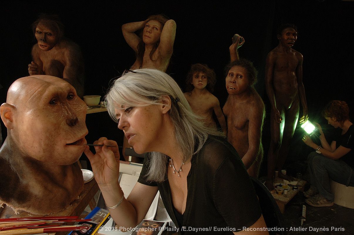 Elisabeth Daynes, Parisko bere tailerrean lanean. Paranthropus boisei hominido harra itxuratzen ari da, duela 2,5 milio urteko banakoa. P. PLAILLY.