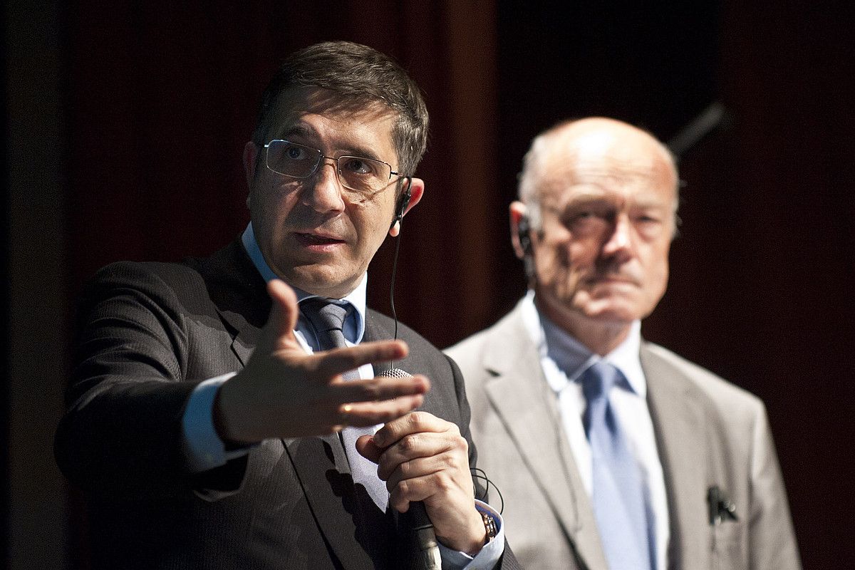 Patxi Lopez eta Alain Rousset, atzo, Bordelen egindako bileraren ostean eman zuten hitzaldian. JON BERNARDEZ. Patxi Lopez eta Alain Rousset, atzo, Bordelen egindako bileraren ostean eman zuten hitzaldian. JON BERNARDEZ.