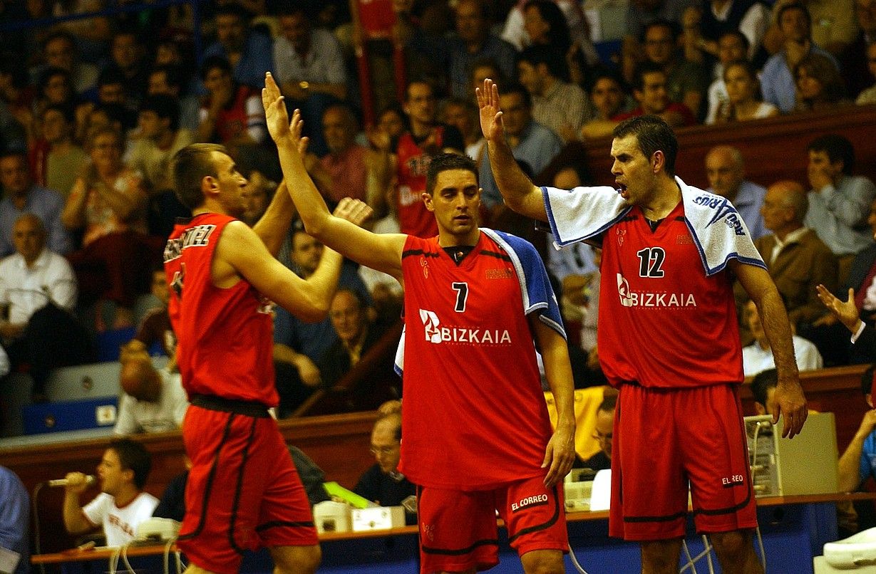 Ezkerrean, Bilbo Basketeko jokalariak, ACBra igotzeko Leonen aurkako kanporaketan, 2004an. Eskuinean, ACBko lehen partidan, 57-104 galdu zuten. ARP. Ezkerrean, Bilbo Basketeko jokalariak, ACBra igotzeko Leonen aurkako kanporaketan, 2004an. Eskuinean, ACBko lehen partidan, 57-104 galdu zuten. ARP.