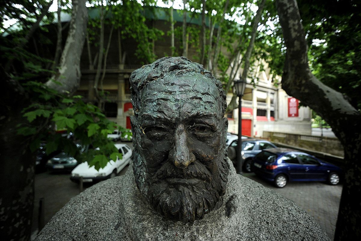 Iruñeko zezen plaza aurreko Hemingway ibilbidea eta idazlearen omenezko estatua dira haren aztarnetariko bi. IÑIGO URIZ/ ARGAZKI PRESS. Iruñeko zezen plaza aurreko Hemingway ibilbidea eta idazlearen omenezko estatua dira haren aztarnetariko bi. IÑIGO URIZ/ ARGAZKI PRESS.