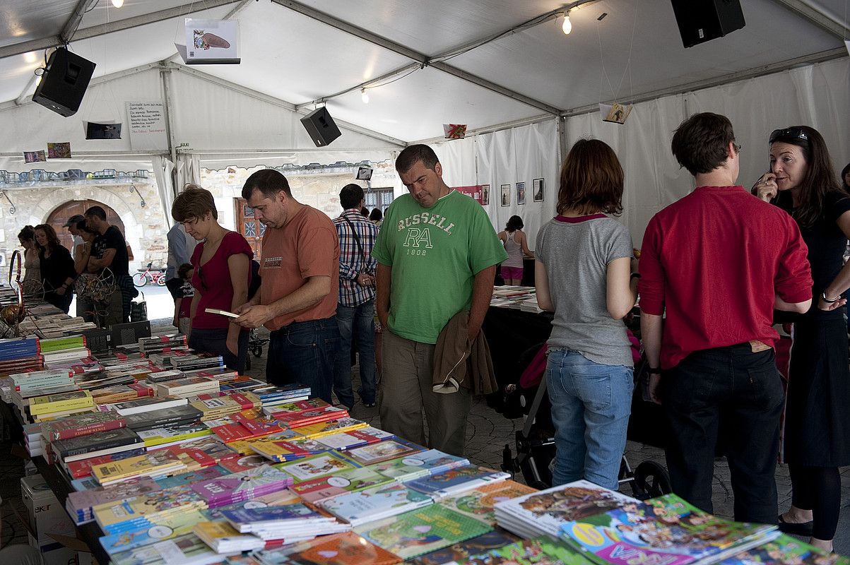Herrian egindako ekitaldiek ez ezik, azokak ere bereganatu du Literaturiara joandako literaturazaleen arreta. RAUL BOGAJO / ARGAZKI PRESS. Herrian egindako ekitaldiek ez ezik, azokak ere bereganatu du Literaturiara joandako literaturazaleen arreta. RAUL BOGAJO / ARGAZKI PRESS.