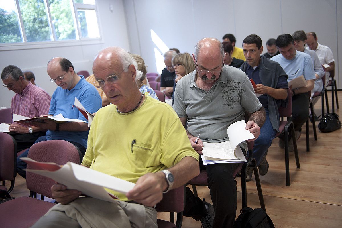 Akziodunak txostenei begira, iazko akziodunen batzarrean. GARI GARAIALDE / ARGAZKI PRESS. Akziodunak txostenei begira, iazko akziodunen batzarrean. GARI GARAIALDE / ARGAZKI PRESS.