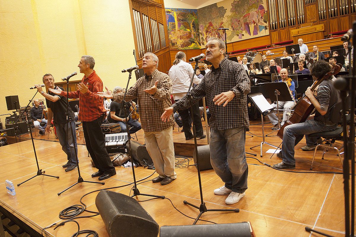 Golden Apple Quartet-eko kideak, EOSekin entseatzen, atzo. G. GARAIALDE / ARP. Golden Apple Quartet-eko kideak, EOSekin entseatzen, atzo. G. GARAIALDE / ARP.