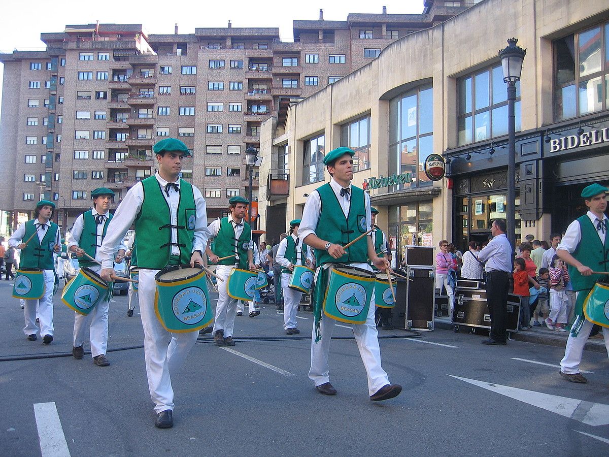 Herriko kaleetatik ibilbidea egin ondoren Loinazko San Martin plazan amaituko da danborrada. GOIERRIKO HITZA. Herriko kaleetatik ibilbidea egin ondoren Loinazko San Martin plazan amaituko da danborrada. GOIERRIKO HITZA.