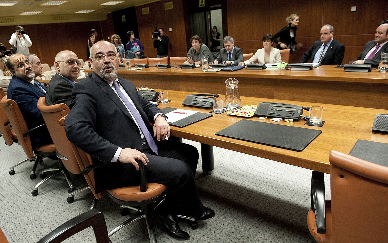 PSEko Iñaki Arriola, Txarli Prieto, Rodolfo Ares eta Jose Antonio Pastor, eta EAJko Iñaki Gerenabarrena, Joseba Aurrekoetxea, Belen Greaves, Joseba Egibar eta Andoni Ortuzar, atzo. R. BOGAJO / ARP. PSEko Iñaki Arriola, Txarli Prieto, Rodolfo Ares eta Jose Antonio Pastor, eta EAJko Iñaki Gerenabarrena, Joseba Aurrekoetxea, Belen Greaves, Joseba Egibar eta Andoni Ortuzar, atzo. R. BOGAJO / ARP.