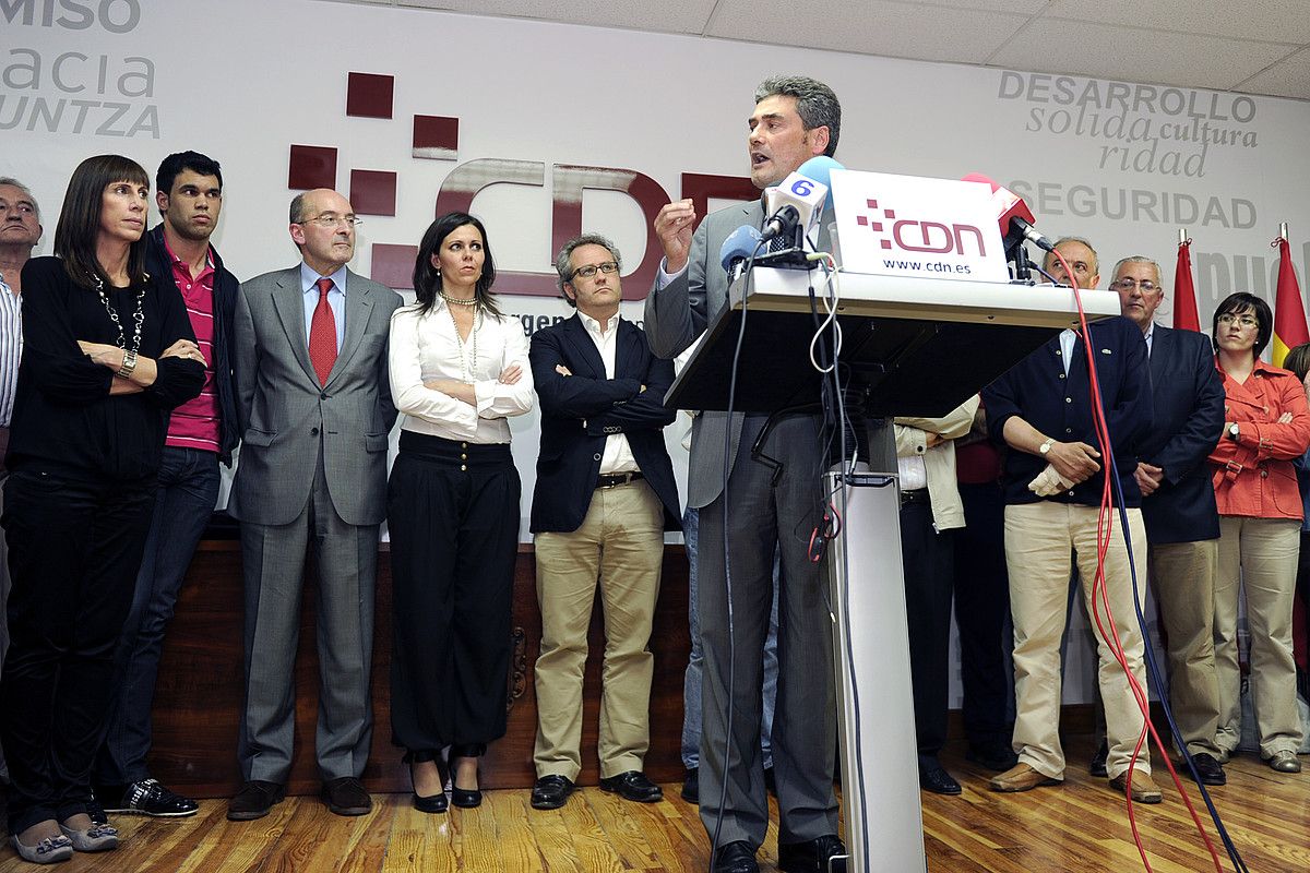 Jose Andres Burguete, CDNko presidentea, alderdiko ordezkariz inguratuta, atzo, Iruñean. IÑIGO URIZ / ARGAZKI PRESS.