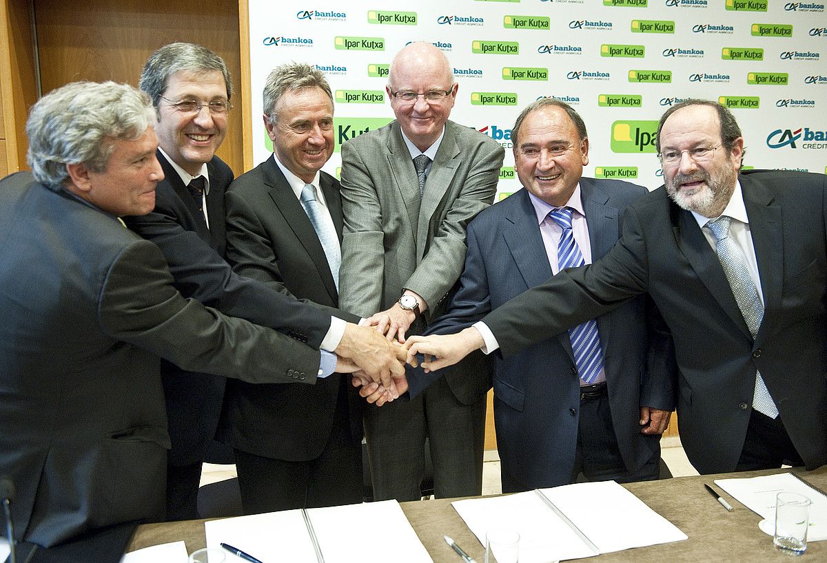 Ipar Kutxa, Bankoa eta Credit Agricoleko buruzagiak, bateratze ekimenaren aurkezpenean. JON HERNAEZ / ARGAZKI PRESS. Ipar Kutxa, Bankoa eta Credit Agricoleko buruzagiak, bateratze ekimenaren aurkezpenean. JON HERNAEZ / ARGAZKI PRESS.