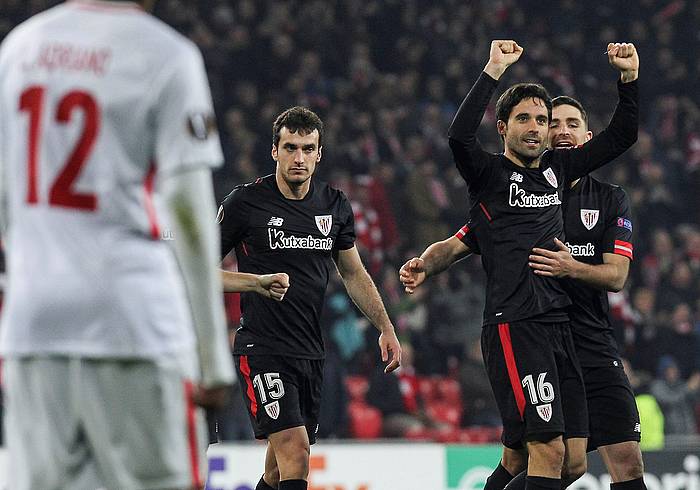 Xabier Etxeita Athleticeko atzelaria berak sartu duen gola ospatzen, Spartak Moskuren kontrako itzuliko partidan. MIGUEL TOñA, EFE