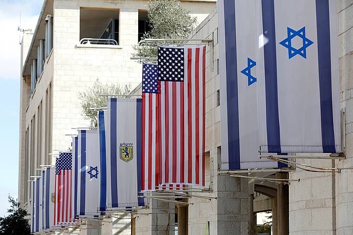 Israel eta AEBetako banderak, Jerusalemgo udaleko eraikin batean. ABIR SULTAN, EFE