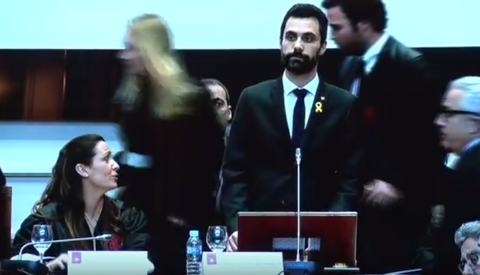 Roger Torrent Kataluniako Parlamentuko presidentea, gaur, Bartzelonako Abokatuen Elkargoan egin duen hitzaldian. BERRIA