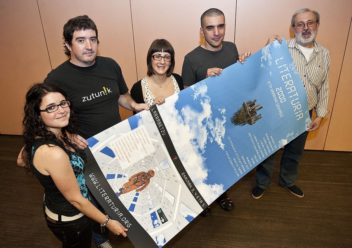 Amaia Goikoetxea, Patxi Gaztelumendi, Idoia Gereñu, Oier Guillan eta Pablo Barriok aurkeztu zuten Literaturia, atzo, Bilbon. JON HERNAEZ / ARGAZKI PRESS. Amaia Goikoetxea, Patxi Gaztelumendi, Idoia Gereñu, Oier Guillan eta Pablo Barriok aurkeztu zuten Literaturia, atzo, Bilbon. JON HERNAEZ / ARGAZKI PRESS.