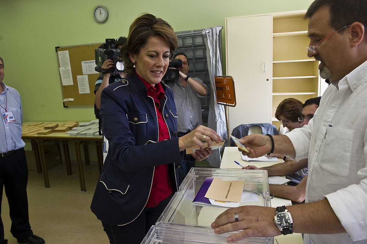 Yolanda Barcina, atzo, botoa ematerako orduan. LANDER FERNANDEZ ARROIABE / ARGAZKI PRESS.