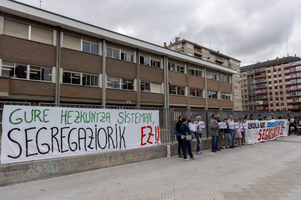 Gasteizko Eskola Publikoaren aldeko Plataformaren protesta, Angel Ganivet eskolaren kanpoaldean. JUANAN RUIZ