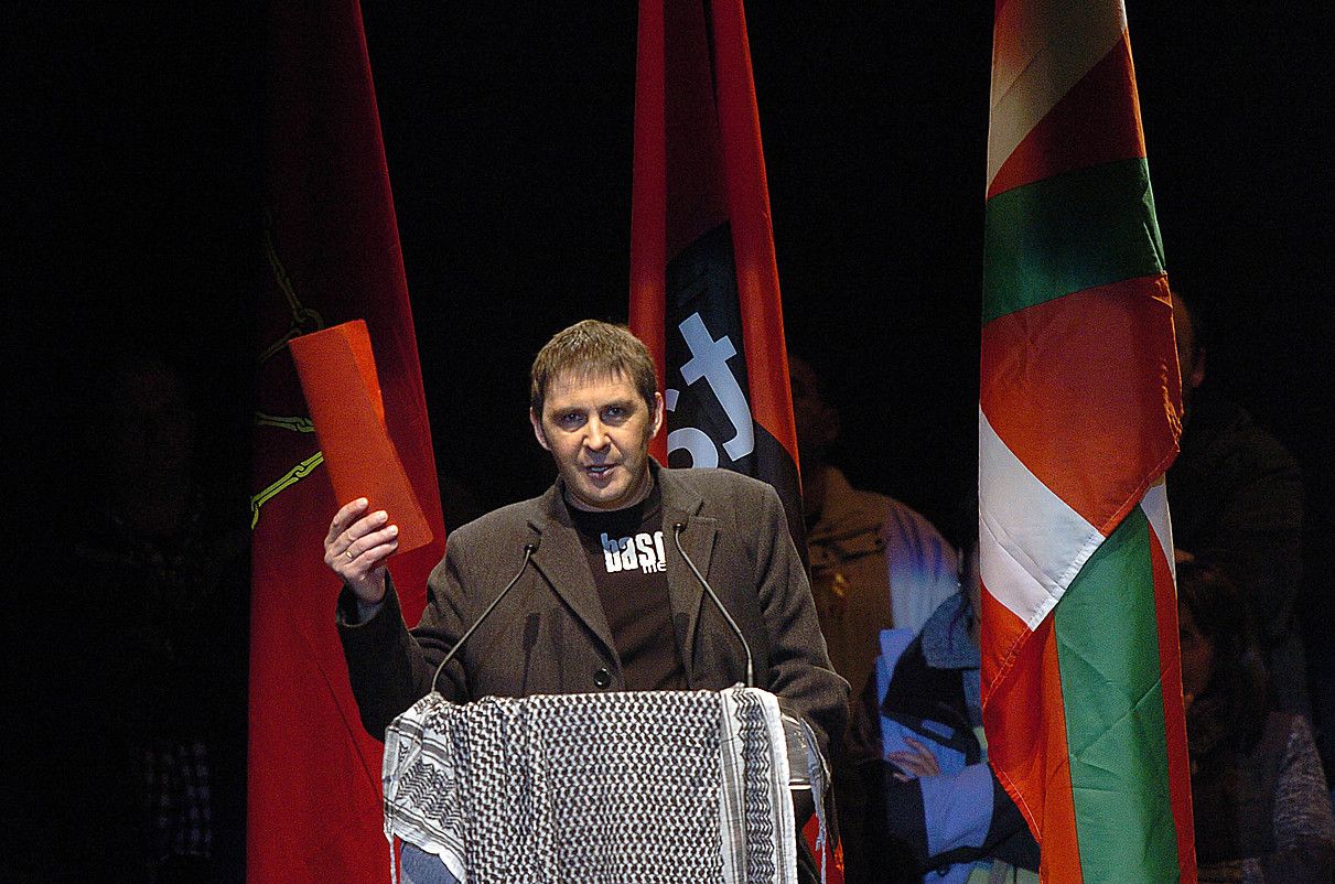 Arnaldo Otegi, Batasunaren Orain herria. Orain bakea egitasmoaren aurkezpenean, 2004ko azaroan, Donostiako belodromoan. J. C.  RUIZ / ARP.