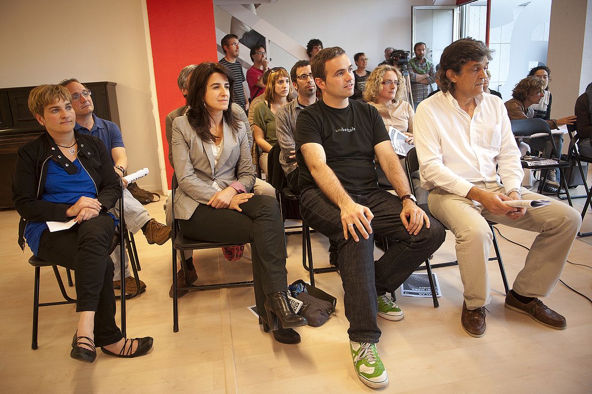 Rebeka Ubera, Aintzane Ezenarro, Oxel Erostarbe, Jon Abril eta Silbestre Balerdi, atzo, Irunen. GARI GARAIALDE / ARP. Rebeka Ubera, Aintzane Ezenarro, Oxel Erostarbe, Jon Abril eta Silbestre Balerdi, atzo, Irunen. GARI GARAIALDE / ARP.