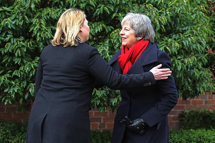 Karen Bradley Ipar Irlandako Estatu idazkara eta Theresa May, artxiboko irudi batean. PAUL MCERLANE, EFE