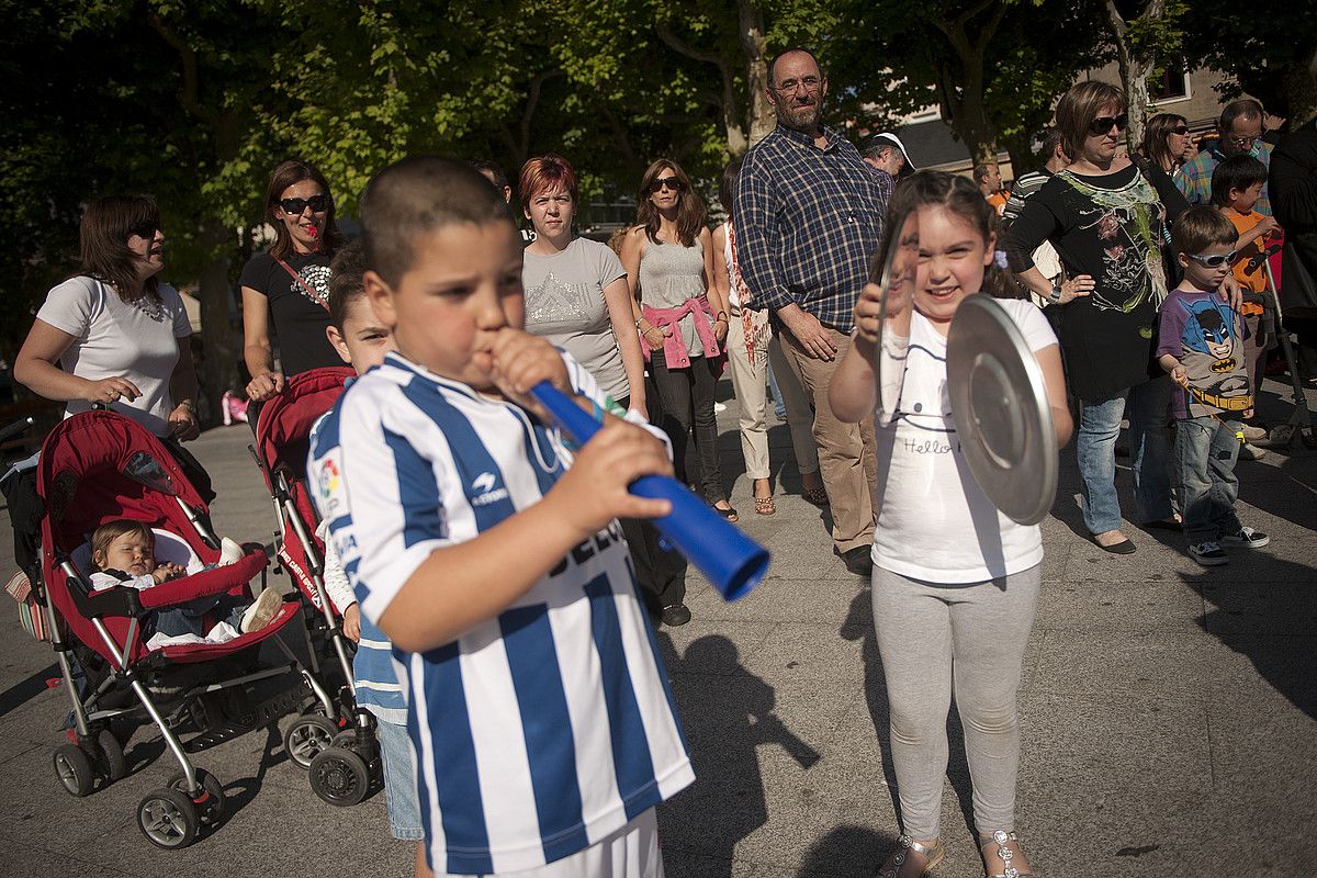 Eskola umeak eta gurasoak protestan, atzo Irunen antolatutako elkarretaratzean; konponbidea eskatu zuten. GARI GARAIALDE / ARGAZKI PRESS. Eskola umeak eta gurasoak protestan, atzo Irunen antolatutako elkarretaratzean; konponbidea eskatu zuten. GARI GARAIALDE / ARGAZKI PRESS.