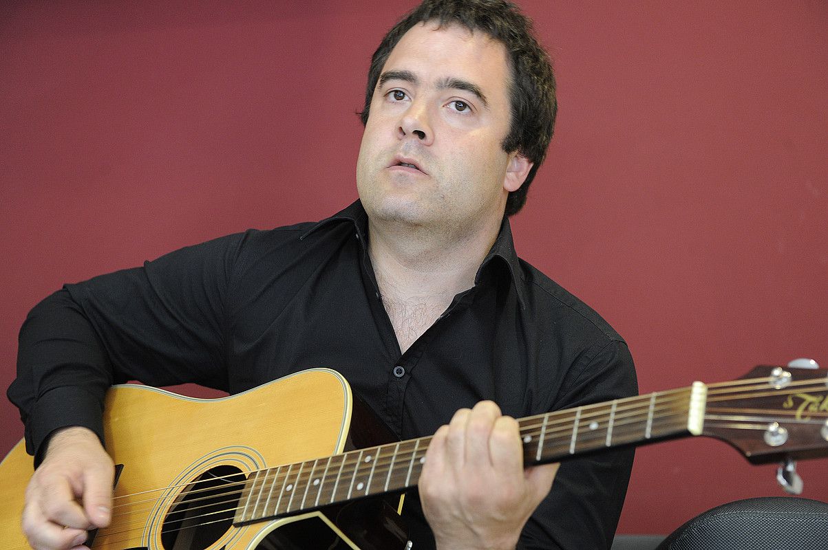 Gitarra lagun zuela aurkeztu zuen diskoa Borja Estankonak, atzo, Bilbon. MONIKA DEL VALLE / ARGAZKI PRESS. Gitarra lagun zuela aurkeztu zuen diskoa Borja Estankonak, atzo, Bilbon. MONIKA DEL VALLE / ARGAZKI PRESS.