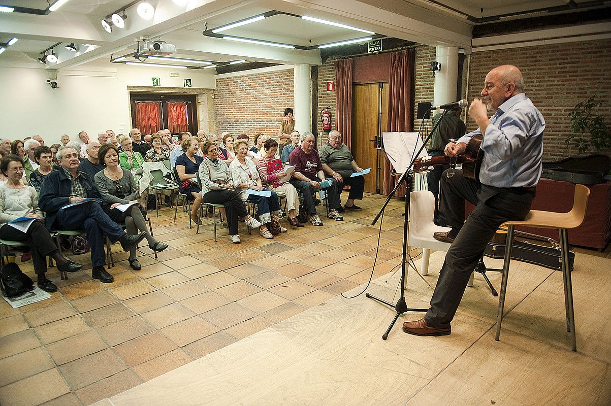 Iñaki Eizmendi, astelehenean Donostiako Larrotxene kultur etxean egin zuen emanaldian. JUAN CARLOS RUIZ / ARGAZKI PRESS.