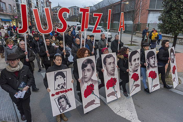 Manifestazio jendetsua egin dute Gasteizko kaleetan. JUANAN RUIZ (ARGAZKI PRESS)