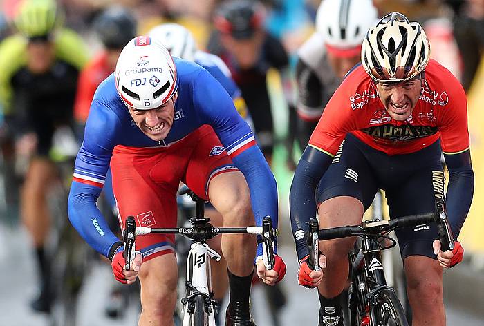 Arnaud Demare eta Gorka Izagirre, gaurko etaparen azken sprintean, helmugara iristen. SEBASTIEN NOGIER, EFE