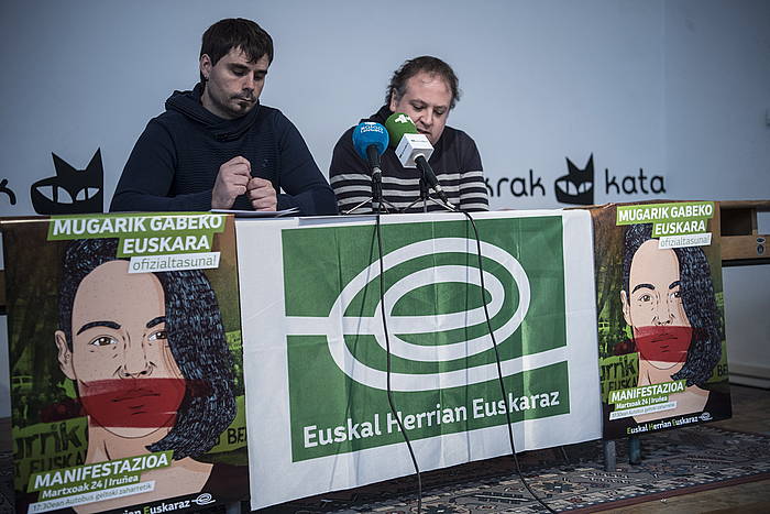 EHEko Azaitz Gartzia eta Koldo Aldabe, manifestazioaren aurkezpenean. JAGOBA MANTEROLA / ARGAZKI PRESS