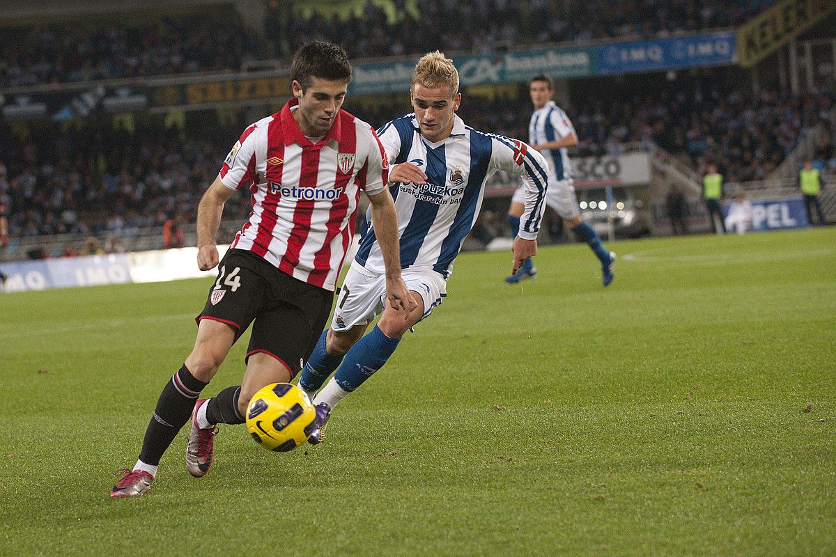 Markel Susaeta Antoine Griezmann Realeko jokalariarekin lehian, Anoetan jokatutako derbian. GARI GARAIALDE / ARP.