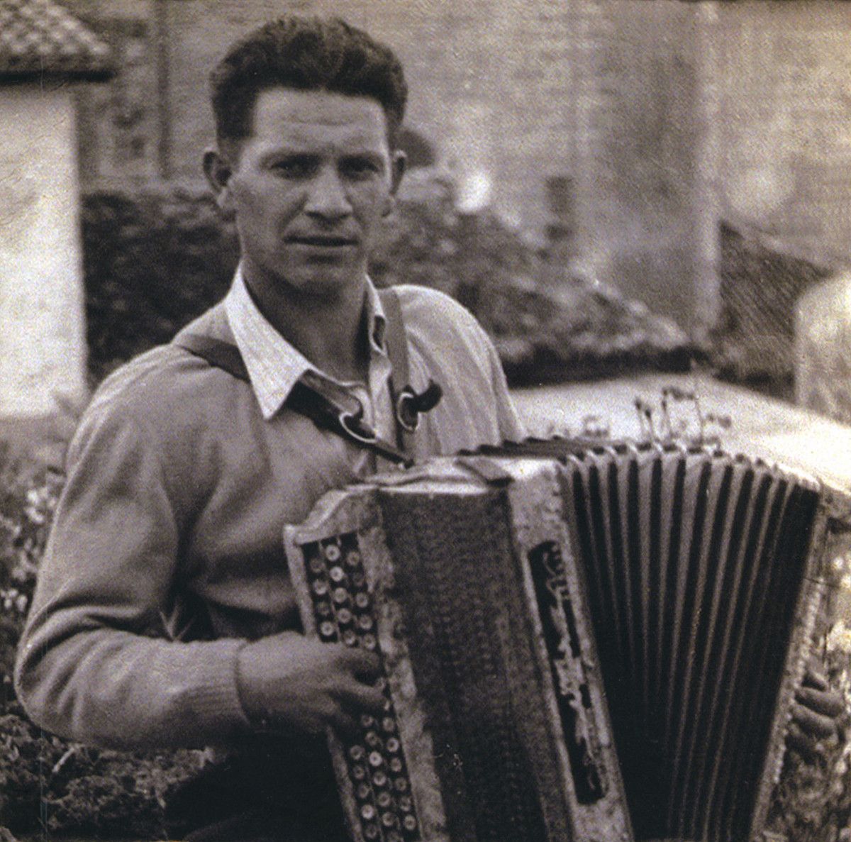 Antonio Buenetxea Txankarta, soinu handia eskutan, liburuaren azala ilustratzen duen irudian. ANDUTZ KULTUR TALDEA.