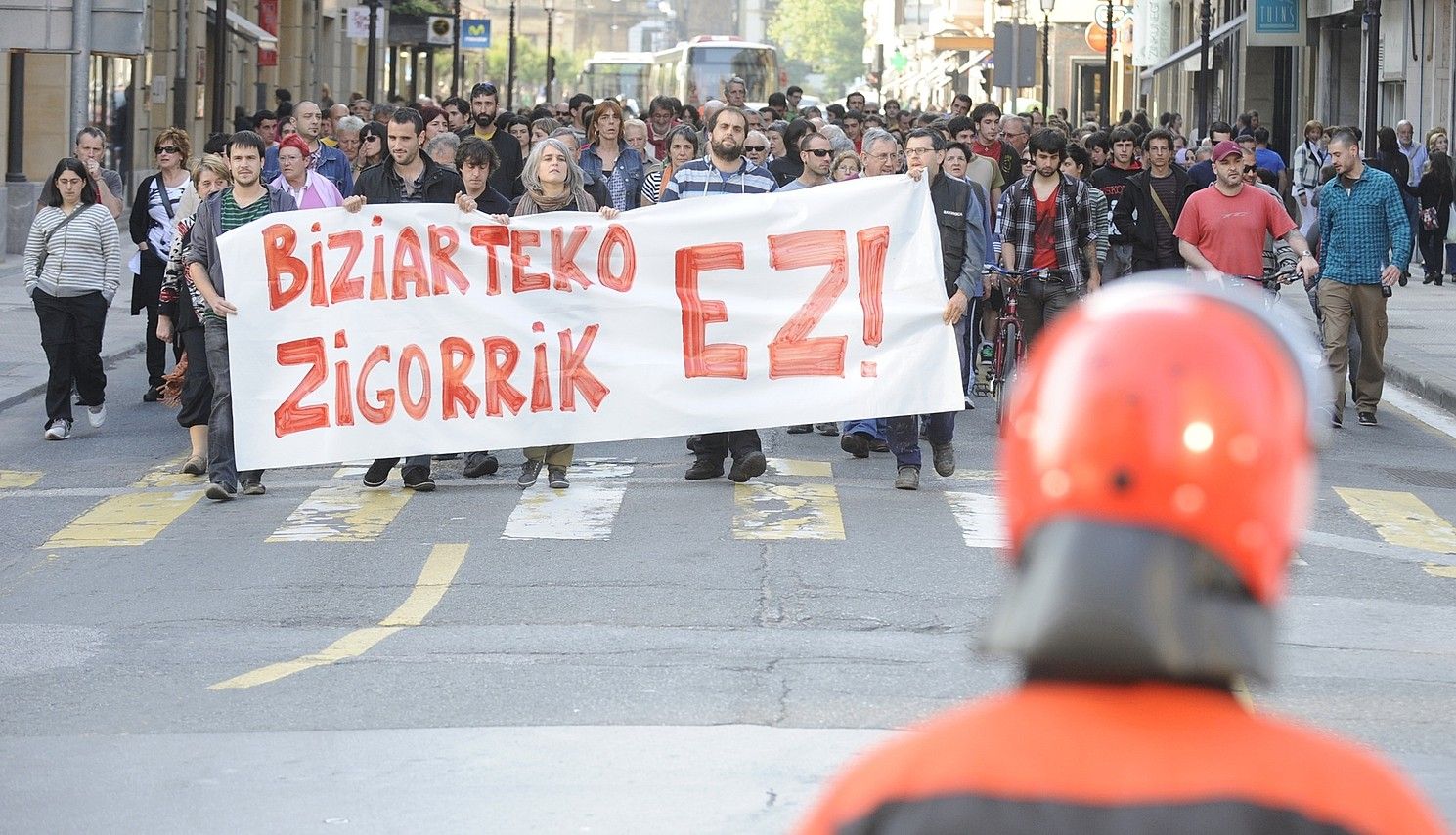 Ertzaintzaren ibilgailu ugari izan ziren atzoko manifestazioaren ibilbide osoan. JON URBE / ARGAZKI PRESS. Ertzaintzaren ibilgailu ugari izan ziren atzoko manifestazioaren ibilbide osoan. JON URBE / ARGAZKI PRESS.