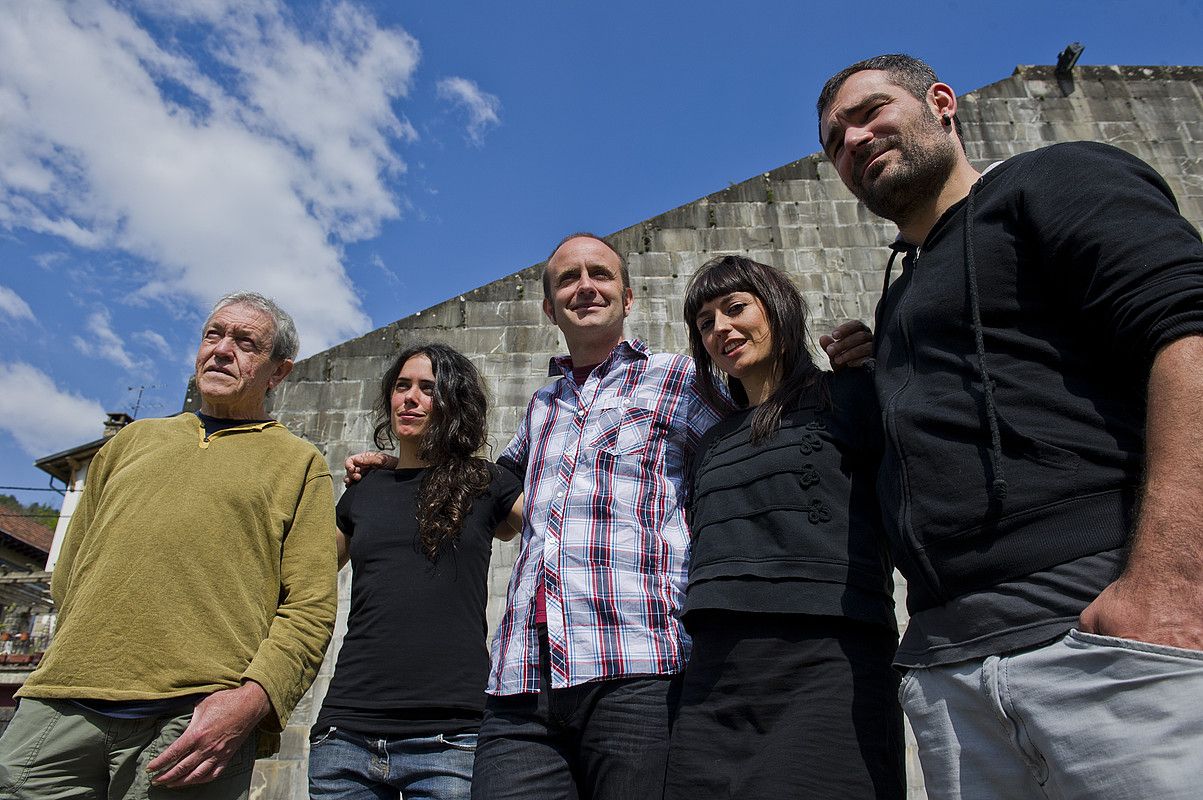 Iban Aiesta zuzendaria —erdian—, Juan Ignacio de Paul, Natalia Lopez, Nia Acosta eta Urko Olazabal aktoreekin, atzo, Erronkarin. LANDER FDEZ. ARROIABE / ARP.