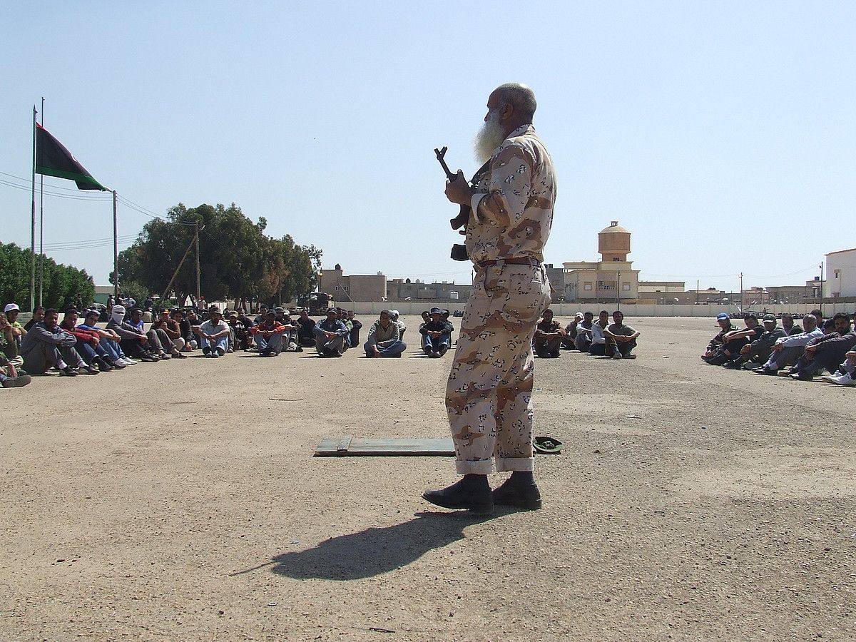 Sale Fares milizianoak trebatzen ari da Bengazin; 500-700 soldadugai ditu. ALBERTO PRADILLA.