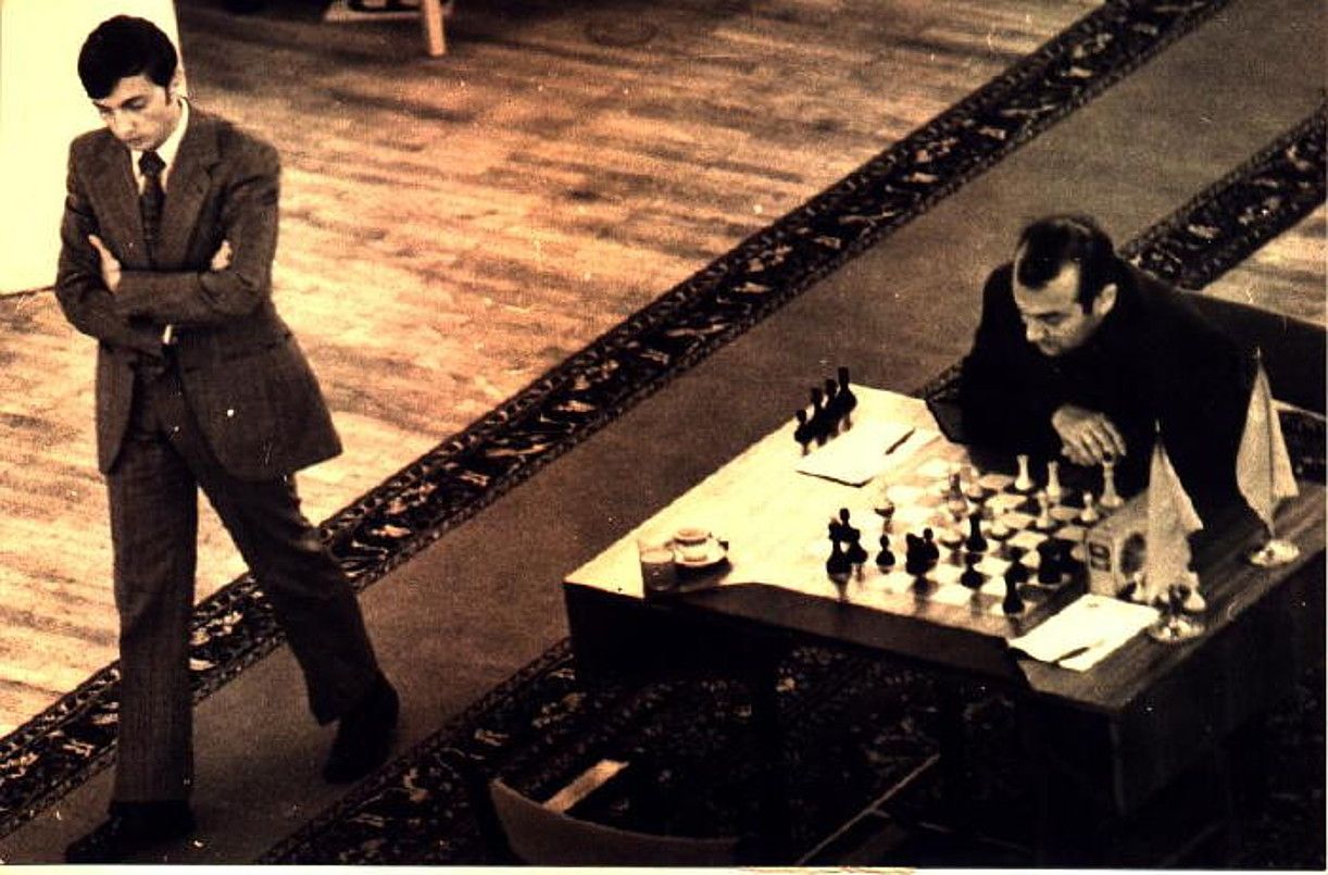 Anatoli Karpov zutik, eta Viktor Kortxnoi, eserita, 1974an, SESBeko hautagaien txapelketan. BERRIA. Anatoli Karpov zutik, eta Viktor Kortxnoi, eserita, 1974an, SESBeko hautagaien txapelketan. BERRIA.