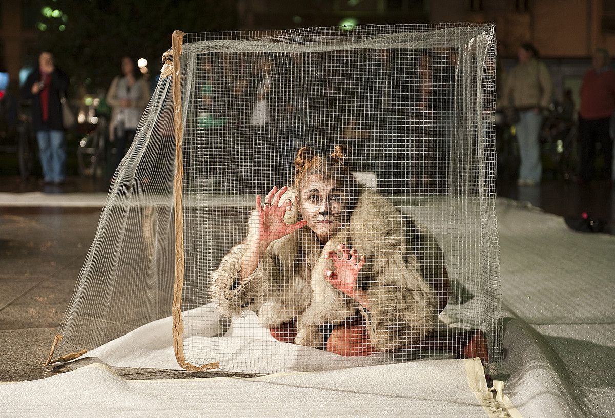 Animalien erabileraren kontrako ekimena Donostian, artxiboko irudi batean. JUAN CARLOS RUIZ / ARGAZKI PRESS. Animalien erabileraren kontrako ekimena Donostian, artxiboko irudi batean. JUAN CARLOS RUIZ / ARGAZKI PRESS.