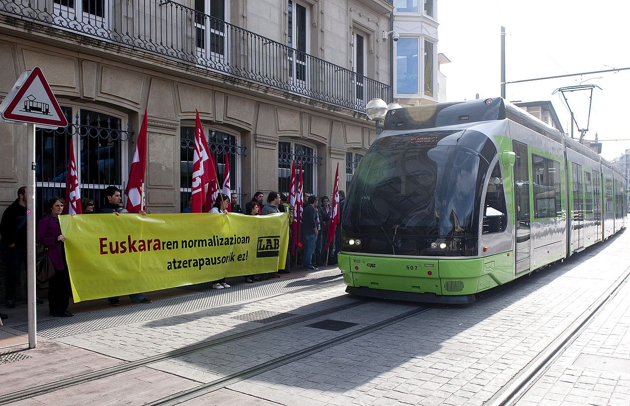 LABeko ordezkariek elkarretaratzea egin zuten atzo Eusko Legebiltzarraren parean. RAUL BOGAJO / ARGAZKI PRESS. LABeko ordezkariek elkarretaratzea egin zuten atzo Eusko Legebiltzarraren parean. RAUL BOGAJO / ARGAZKI PRESS.