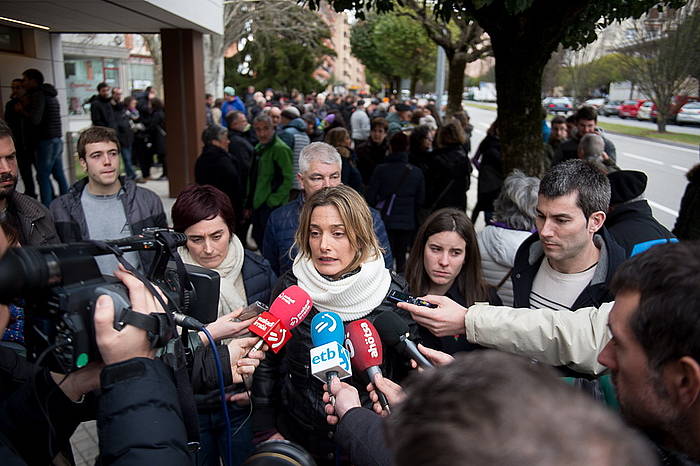 Miren Zabaleta adierazpenak egiten goizean eta alboan ezker abertzaleko ordezkaritza. IñIGO URIZ
