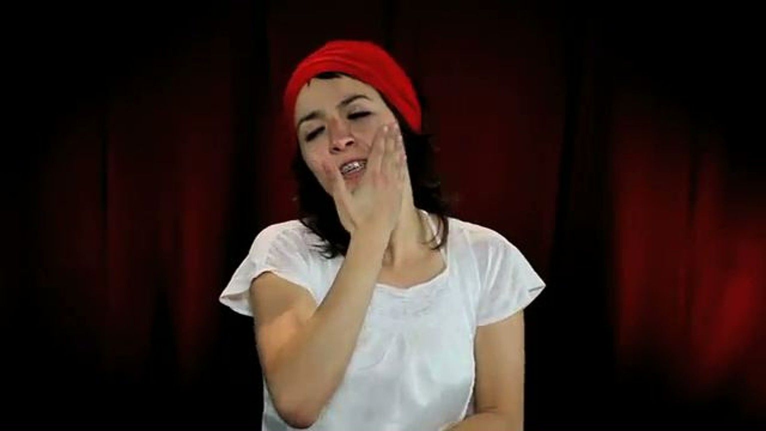 Ainhoa Moiua, Zea Mays taldearen Negua joan da ta kantuaren bideoklipean. BERRIA / BERRIA. Ainhoa Moiua, Zea Mays taldearen Negua joan da ta kantuaren bideoklipean. BERRIA / BERRIA.