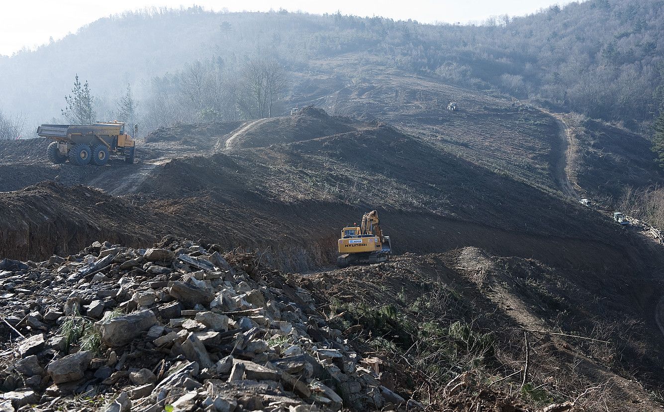 Hasi dira lurrak mugitzen errauste planta eraikitzeko. Inguruan egingo dute kartzela. JON URBE / ARGAZKI PRESS. Hasi dira lurrak mugitzen errauste planta eraikitzeko. Inguruan egingo dute kartzela. JON URBE / ARGAZKI PRESS.