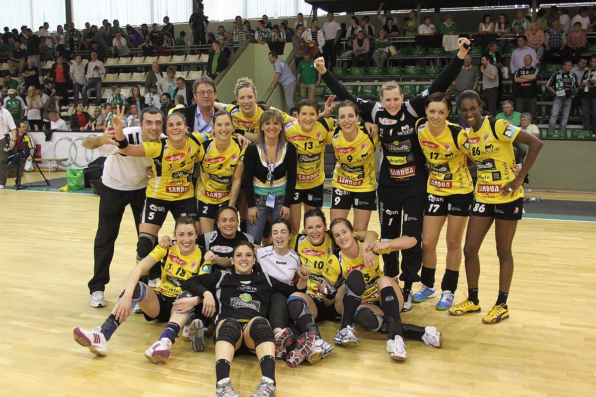 Itxakoko jokalari eta entrenatzaileak, herenegun, Gyorko pabiloian, Txapeldunen Ligako finalerako sailkapena ospatzen. SONIA SALSAMENDI. Itxakoko jokalari eta entrenatzaileak, herenegun, Gyorko pabiloian, Txapeldunen Ligako finalerako sailkapena ospatzen. SONIA SALSAMENDI.