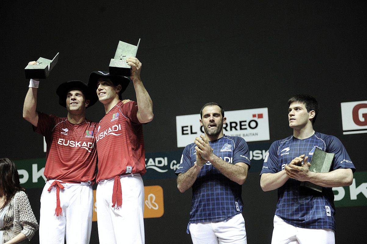 Aimar Olaizola eta Aritz Begino, herenegun, binakakoaren txapel eta garaikurrekin. MARISOL RAMIREZ / ARGAZKI PRESS. Aimar Olaizola eta Aritz Begino, herenegun, binakakoaren txapel eta garaikurrekin. MARISOL RAMIREZ / ARGAZKI PRESS.
